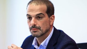 Σφοδρή επίθεση Σακελλαρίδη σε Μητσοτάκη: «Αυξάνει τους μισθούς σε όσους θεωρεί συλλέκτες ψήφων»