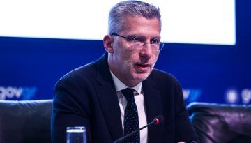 Σκέρτσος για τα κόμματα της αντιπολίτευσης: Ξεκινήσαν ήδη να τάζουν παροχές από λεφτά που δεν υπάρχουν