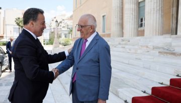 Τετ α τετ Κακλαμάνη με τον Αλβανό ομόλογό του: Έθεσε την οριστική επίλυση του ιδιοκτησιακού των περιουσιών της ελληνικής