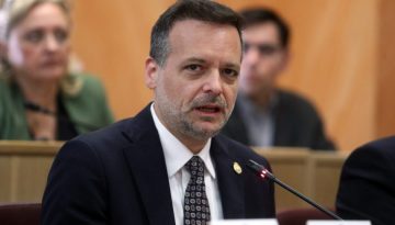 Τι δουλειά έχει ο Δήμος της Αθήνας με την Άμυνα και τους στρατιωτικούς εξοπλισμούς