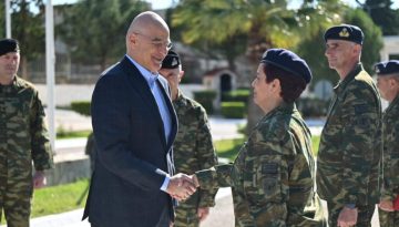 Το μήνυμα Δένδια για τις γυναίκες στον Στρατό: Θεσμική τομή η κατάταξη