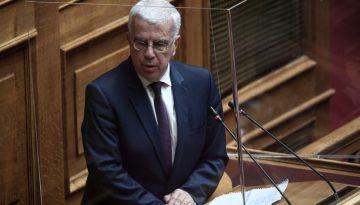 Τρικάκια στο σπίτι του βουλευτή Στράτου Σιμόπουλου για τα προσφυγικά