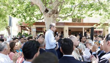 Τρίτη νίκη και αυτοδυναμία ονειρεύεται ο Μητσοτάκης – «Πουλάει» ξανά το αφήγημα της σταθερότητας, με επίθεση στην αντιπολ