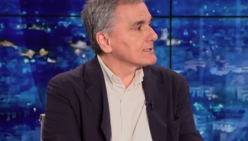 Τσακαλώτος για Τσίπρα: Συμπαράταξη δεν κάνεις με τον εαυτό σου