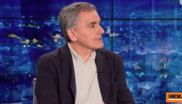 Τσακαλώτος για Τσίπρα: Συμπαράταξη δεν κάνεις με τον εαυτό σου, το πρόγραμμά του δεν μου φαίνεται πολύ διαφορετικό από το