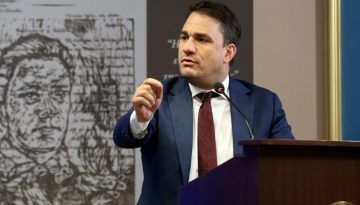 Τσουκαλάς κατά Κυρανάκη: «Προτιμά να επιδοτεί τα ταξί για μεθυσμένους, παρά τις δωρεάν μετακινήσεις των νέων»