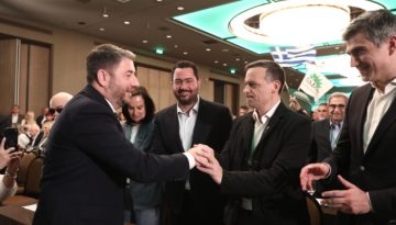 «Τσουνάμι» στο ΠΑΣΟΚ από τις δημοσκοπήσεις και τον Δούκα: Στο Πολιτικό Συμβούλιο η «σκιώδης κυβέρνηση»