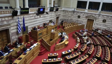 Βουλή: «Πέρασε» κατά πλειοψηφία το νομοσχέδιο για τη Μετανάστευση