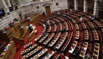 Βουλή: Ψηφίστηκε κατά πλειοψηφία το νομοσχέδιο για τη Μετανάστευση και το Άσυλο