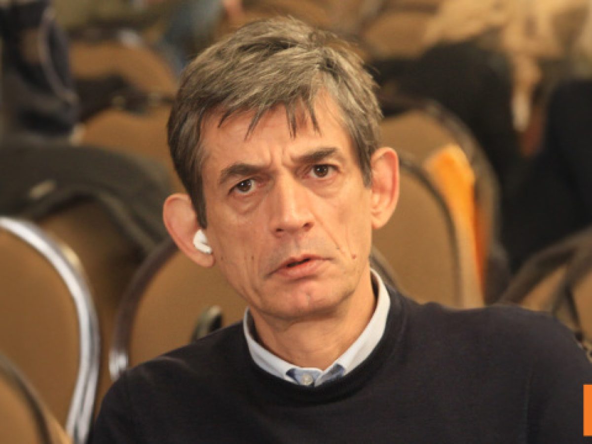 &Kappa;&alpha;&rho;&alpha;&nu;ί&kappa;&alpha;&sigmaf; &gamma;&iota;&alpha; &Tau;&sigma;ί&pi;&rho;&alpha;: &Zeta;&epsilon;&iota; &sigma;&tau;&eta;&nu; &kappa;&omicron;&sigma;&mu;ά&rho;&alpha; &tau;&omicron;&upsilon; &omega;&sigmaf; &phi;&epsilon;&omicron;&upsilon;&delta;ά&rho;&chi;&eta;&sigmaf;, έ&chi;&epsilon;&iota; &upsilon;&pi;&omicron;&tau;&alpha;&kappa;&tau;&iota;&kappa;&omicron;ύ&sigmaf; &pi;&omicron;&upsilon; &tau;&omicron;&nu; &beta;&lambda;έ&pi;&omicron;&upsilon;&nu; &omega;&sigmaf; &Mu;ό&nu;&alpha; &Lambda;ί&zeta;&alpha;