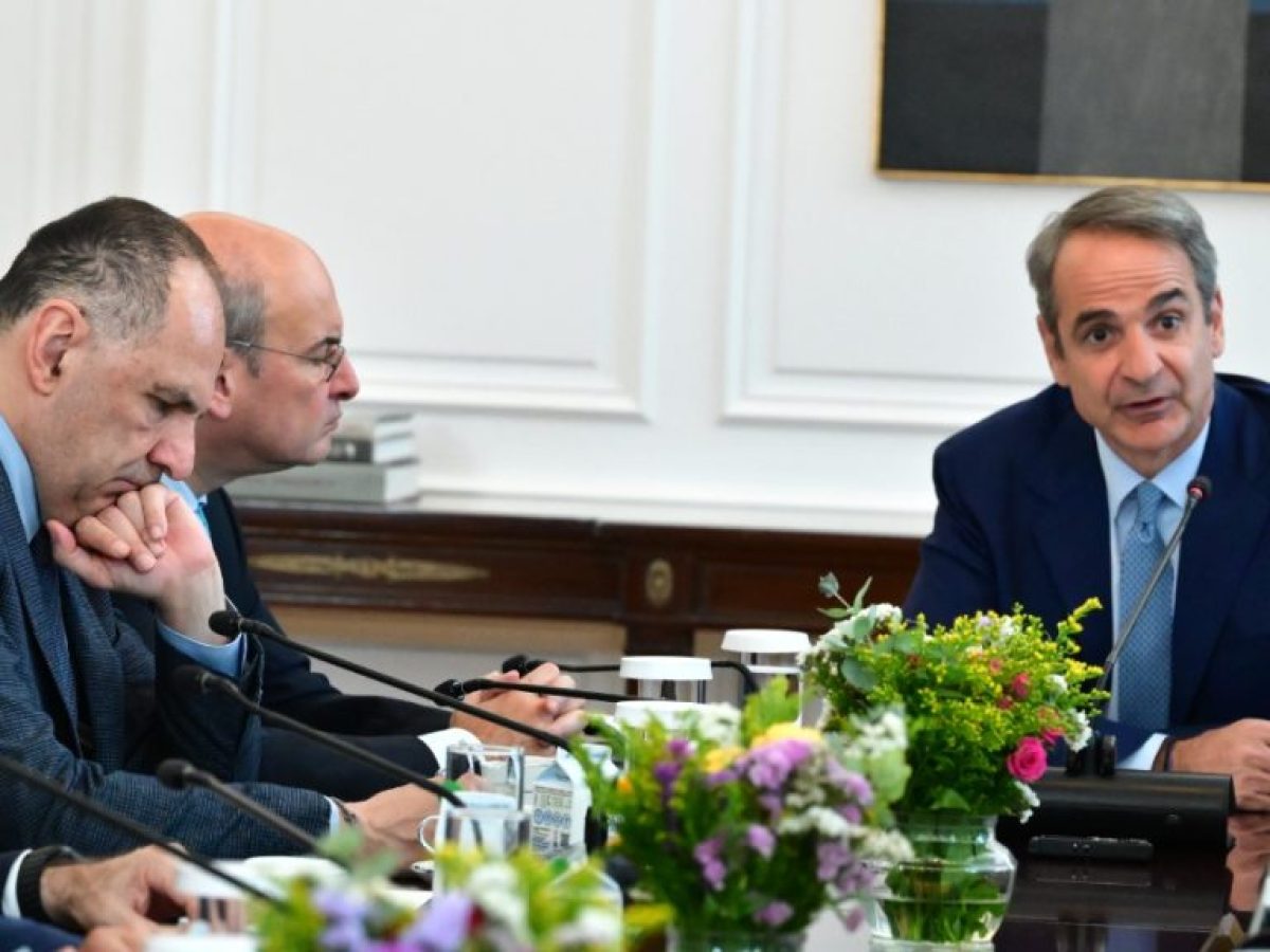 Μητσοτάκης στο υπουργικό συμβούλιο: «Αναμένεται πτώση στην τιμή της βενζίνης»
