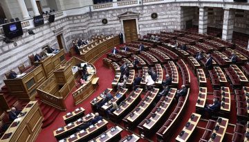 Αναταράξεις στην Κεντροαριστερά: Παραιτήσεις, μετακινήσεις και παρασκήνιο συνεργασιών – Δημοσκοπική εδραίωση ΕΛΑΣ