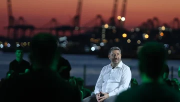 Ανδρουλάκης: «Δωράν μετακίνηση με τα μέσα μεταφοράς για όλους μέχρι 24 ετών»