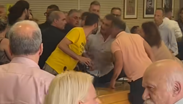 Αντίπαλες παρατάξεις πιάστηκαν στα χέρια στο Δημοτικό Συμβούλιο Ηλιούπολης – Δείτε βίντεο