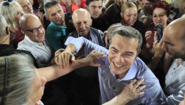 Ο διπλός δημοσκοπικός πήχης του Αλέξη Τσίπρα: Γιατί στην ΕΛΑΣ δεν ενθουσιάζονται με το 17% και το 15% των γκάλοπ