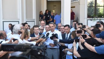 «Θα σας βρούμε!» – Στη Θεσσαλονίκη ο Μητσοτάκης μετά τις επίθεσεις στα σπίτια στελεχών της ΝΔ