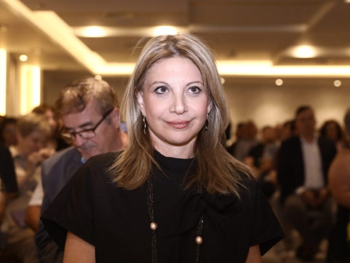 Η Καρυστιανού (και οι οπαδοί της) «βλέπει» ανεμογεννήτριες στο Ωραιόκαστρο και αξιώνει απαντήσεις από την κυβέρνηση