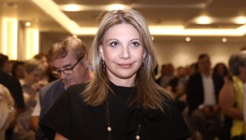 Η Καρυστιανού (και οι οπαδοί της) «βλέπει» ανεμογεννήτριες στο Ωραιόκαστρο και αξιώνει απαντήσεις από την κυβέρνηση