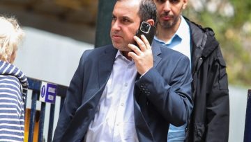 Στη Θεσσαλονίκη ο Κατσαφάδος για τη φωτιά στο Ωραιόκαστρο – Σύσκεψη για αποζημιώσεις μετά την καταστροφή
