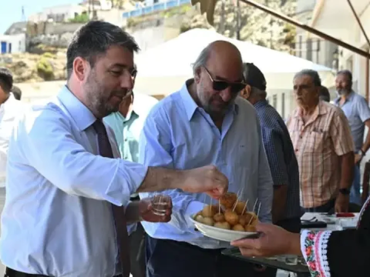 Νίκος Ανδρουλάκης: “Ξινή” του βγήκε η βουτιά σε παραλία της Καρπάθου – Το τετ α τετ με Λαγοκέφαλο και η πρόωρη λήξη του μπάνιου