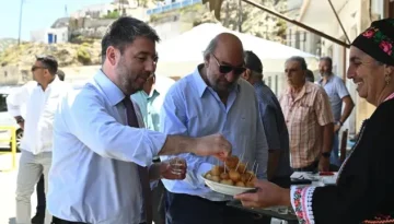 Νίκος Ανδρουλάκης: “Ξινή” του βγήκε η βουτιά σε παραλία της Καρπάθου – Το τετ α τετ με Λαγοκέφαλο και η πρόωρη λήξη του μπάνιου