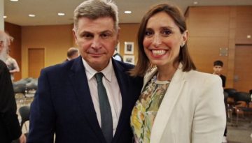 Ο Φαραντούρης υπερασπίζεται την απόσπαση της συζύγου του στις Βρυξέλλες