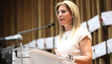 Η Καρυστιανού που δεν θυμάται την αγορά του σπιτιού από fund το 2022, ο Καραχάλιος που δεν ξεχνά και η ιστορία με την εταιρεία διαχείρισης ακινήτων