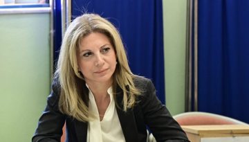 Η Καρυστιανού μετά τα «καρφιά» Μαρινάκη καταδίκασε τις εμπρηστικές επιθέσεις στη Θεσσαλονίκη με αιχμές για τα Τέμπη