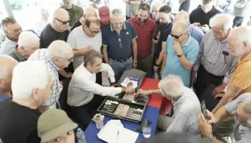ΝΔ: Το γαλάζιο στέλεχος που έριξε την… ιδέα για την παρτίδα τάβλι του Μητσοτάκη με ηλικιωμένο στη Νέα Σμύρνη