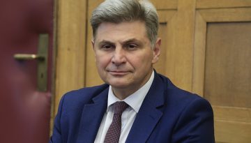 Φαραντούρης για την απόσπαση της συζύγου του: Επιλέχθηκε βάσει των προσόντων της – Δεν είμαστε όλοι ίδιοι – ΤΑ ΝΕΑ