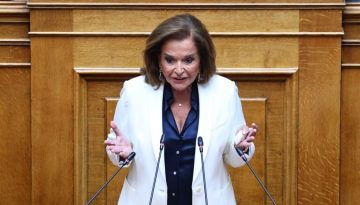 Ντόρα Μπακογιάννη για τις εμπρηστικές επιθέσεις στη Θεσσαλονίκη: Με βγάζει από τα ρούχα μου ότι κάποιοι θεωρούν πως μπορούν να κάνουν κάτι τέτοιο και δεν τρέχει τίποτα