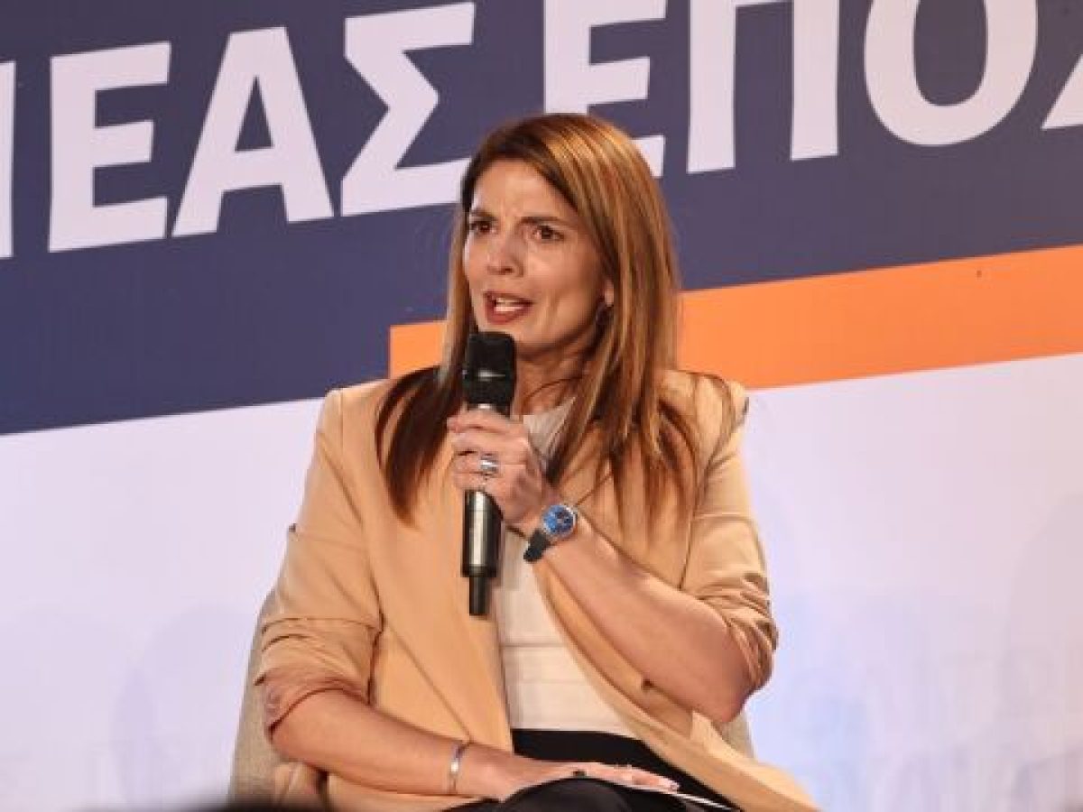 &Epsilon;&Lambda;&Alpha;&Sigma;, Ά&nu;&nu;&alpha; &Pi;&alpha;&pi;&alpha;&delta;&omicron;&pi;&omicron;ύ&lambda;&omicron;&upsilon;: &ldquo;&Eta; &Nu;&Delta; &epsilon;&pi;&epsilon;&nu;&delta;ύ&epsilon;&iota; &sigma;&tau;&omicron;&nu; &delta;&iota;&chi;&alpha;&sigma;&mu;ό &kappa;&alpha;&iota; &sigma;&tau;&eta;&nu; &pi;ό&lambda;&omega;&sigma;&eta; &gamma;&iota;&alpha; &nu;&alpha; &xi;&epsilon;&phi;ύ&gamma;&epsilon;&iota; &alpha;&pi;ό &tau;&alpha; &pi;&rho;&alpha;&gamma;&mu;&alpha;&tau;&iota;&kappa;ά &pi;&rho;&omicron;&beta;&lambda;ή&mu;&alpha;&tau;&alpha;&rdquo; (&Beta;ί&nu;&tau;&epsilon;&omicron;)