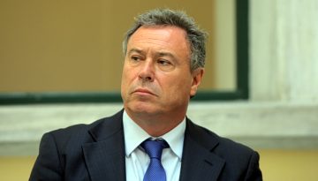 ΠΑΣΟΚ: Ο εκτός γραμμής Σγουρός, οι δύο εικόνες του κόμματος και το σχέδιο «Αττική» | in.gr