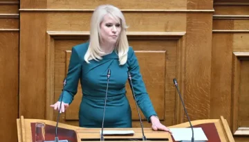 Η Τζάκρη που αποτελεί persona non grata στο εσωτερικό του ΠΑΣΟΚ και η βουλευτής του Κασσελάκη που ετοιμάζεται να αποχωρήσει