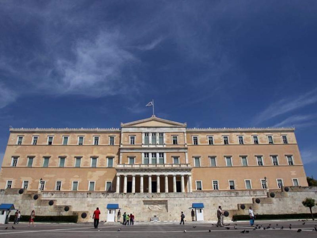 Συνταγματική αναθεώρηση: Το πολιτικό μπρα ντε φερ μεταφέρεται στην Ολομέλεια – ΤΑ ΝΕΑ