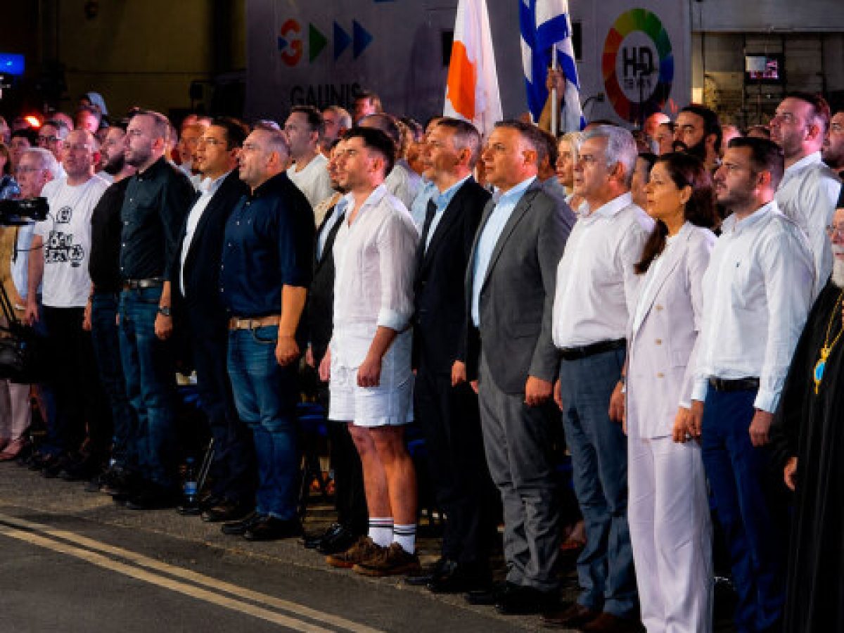 Φειδίας Παναγιώτου: Αντιδράσεις για την εμφάνισή του με σορτς σε εκδήλωση μνήμης για Ισαάκ και Σολωμού