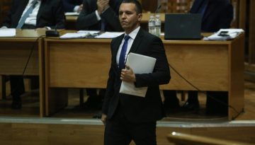 &Kappa;&alpha;&sigma;&iota;&delta;&iota;ά&rho;&eta;&sigmaf;: &Alpha;&pi;&omicron;&phi;&upsilon;&lambda;&alpha;&kappa;ί&zeta;&epsilon;&tau;&alpha;&iota; &kappa;&alpha;&iota; &pi;&rho;&omicron;&alpha;&nu;&alpha;&gamma;&gamma;έ&lambda;&lambda;&epsilon;&iota; &epsilon;&pi;&iota;&sigma;&tau;&rho;&omicron;&phi;ή &sigma;&tau;&eta;&nu; &pi;&omicron;&lambda;&iota;&tau;&iota;&kappa;ή &ndash; The Press Project &ndash; &Epsilon;&iota;&delta;ή&sigma;&epsilon;&iota;&sigmaf;, &Alpha;&nu;&alpha;&lambda;ύ&sigma;&epsilon;&iota;&sigmaf;, &Rho;&alpha;&delta;&iota;ό&phi;&omega;&nu;&omicron;, &Tau;&eta;&lambda;&epsilon;ό&rho;&alpha;&sigma;&eta;