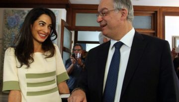 &Sigma;&tau;&omicron; &Pi;&rho;&omicron;&epsilon;&delta;&rho;&iota;&kappa;ό &eta; &Alpha;&mu;ά&lambda; &Alpha;&lambda;&alpha;&mu;&omicron;&upsilon;&nu;&tau;ί&nu; &Kappa;&lambda;&omicron;ύ&nu;&epsilon;ϊ &ndash; &Tau;&iota; &tau;&eta;&nu; &sigma;&upsilon;&nu;&delta;έ&epsilon;&iota; &mu;&epsilon; &tau;&omicron;&nu; &Kappa;. &Tau;&alpha;&sigma;&omicron;ύ&lambda;&alpha;