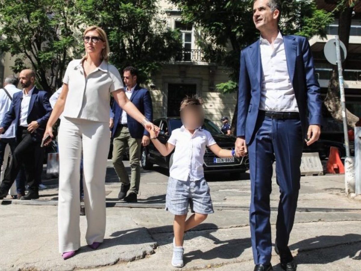 &Eta; &lambda;&alpha;&chi;&tau;ά&rho;&alpha; &tau;&omicron;&upsilon; &Kappa;. &Mu;&pi;&alpha;&kappa;&omicron;&gamma;&iota;ά&nu;&nu;&eta; &kappa;&alpha;&iota; &tau;&omicron; happy end
