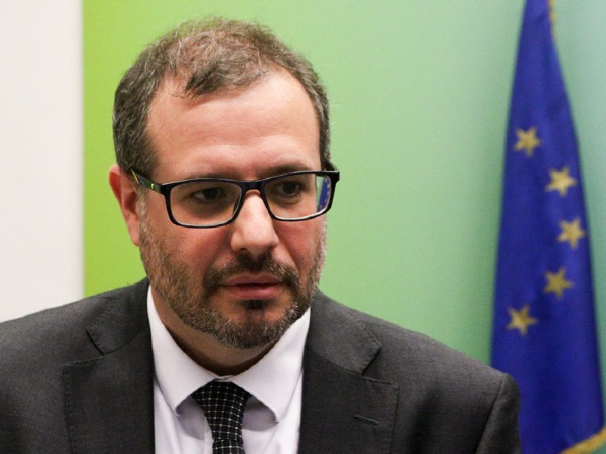 EL &ndash; &Upsilon;&phi;. &Epsilon;&nu;έ&rho;&gamma;&epsilon;&iota;&alpha;&sigmaf;: &laquo;&Pi;&rho;έ&pi;&epsilon;&iota; &nu;&alpha; &epsilon;&pi;&alpha;&nu;&epsilon;&xi;&epsilon;&tau;ά&sigma;&omicron;&upsilon;&mu;&epsilon; &tau;&eta;&nu; &alpha;&rho;&chi;&iota;&tau;&epsilon;&kappa;&tau;&omicron;&nu;&iota;&kappa;ή &tau;&eta;&sigmaf; &epsilon;&nu;&epsilon;&rho;&gamma;&epsilon;&iota;&alpha;&kappa;ή&sigmaf; &alpha;&sigma;&phi;ά&lambda;&epsilon;&iota;&alpha;&sigmaf; &tau;&eta;&sigmaf; &Epsilon;&upsilon;&rho;ώ&pi;&eta;&sigmaf;&raquo;