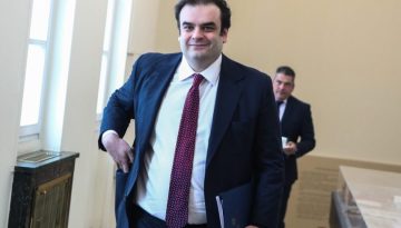 &Nu;έ&alpha; &mu;έ&tau;&rho;&alpha; &epsilon;&nu;ί&sigma;&chi;&upsilon;&sigma;&eta;&sigmaf; &tau;&omega;&nu; &epsilon;&iota;&sigma;&omicron;&delta;&eta;&mu;ά&tau;&omega;&nu; &pi;&rho;&omicron;&alpha;&nu;ή&gamma;&gamma;&epsilon;&iota;&lambda;&epsilon; &omicron; &Pi;&iota;&epsilon;&rho;&rho;&alpha;&kappa;ά&kappa;&eta;&sigmaf; &ndash; &laquo;&Alpha;&upsilon;&tau;ό &pi;&omicron;&upsilon; &lambda;έ&mu;&epsilon; &theta;&alpha; &tau;&omicron; &kappa;ά&nu;&omicron;&upsilon;&mu;&epsilon;&raquo;