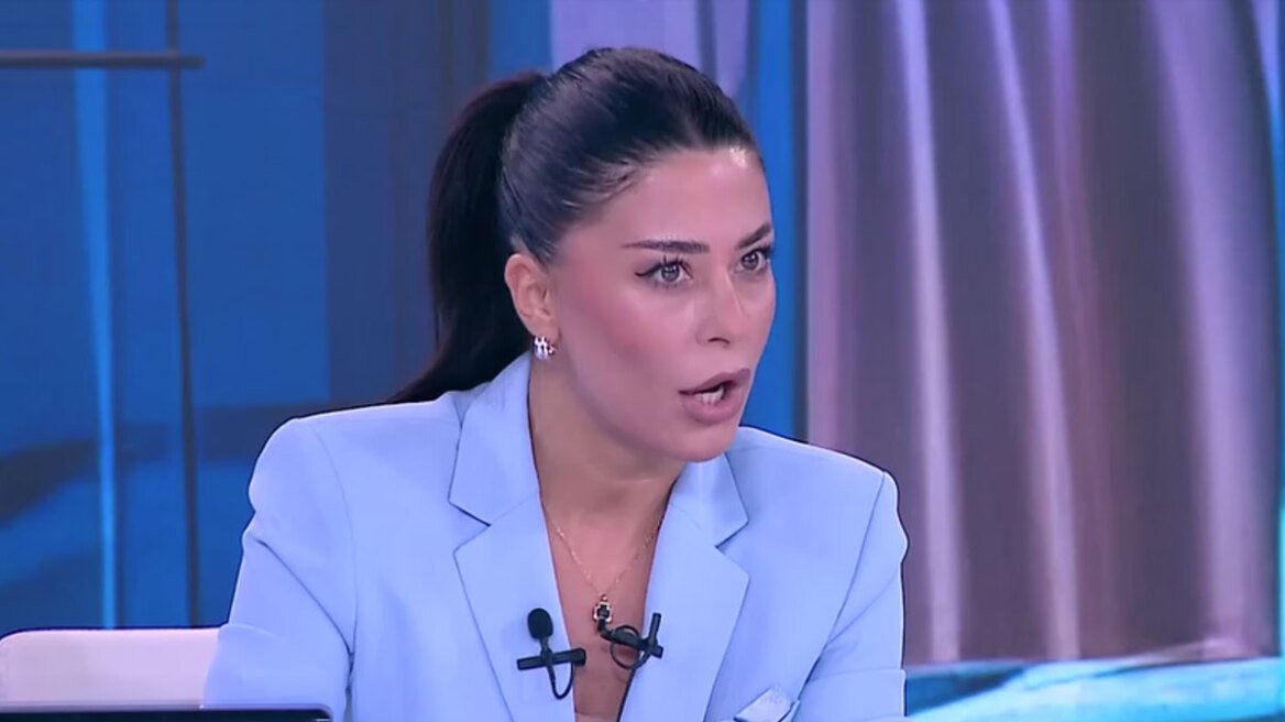 Μια γυναίκα πολιτικός αρχηγός σε ζωντανή τηλεοπτική συνέντευξη στο στούντιο.