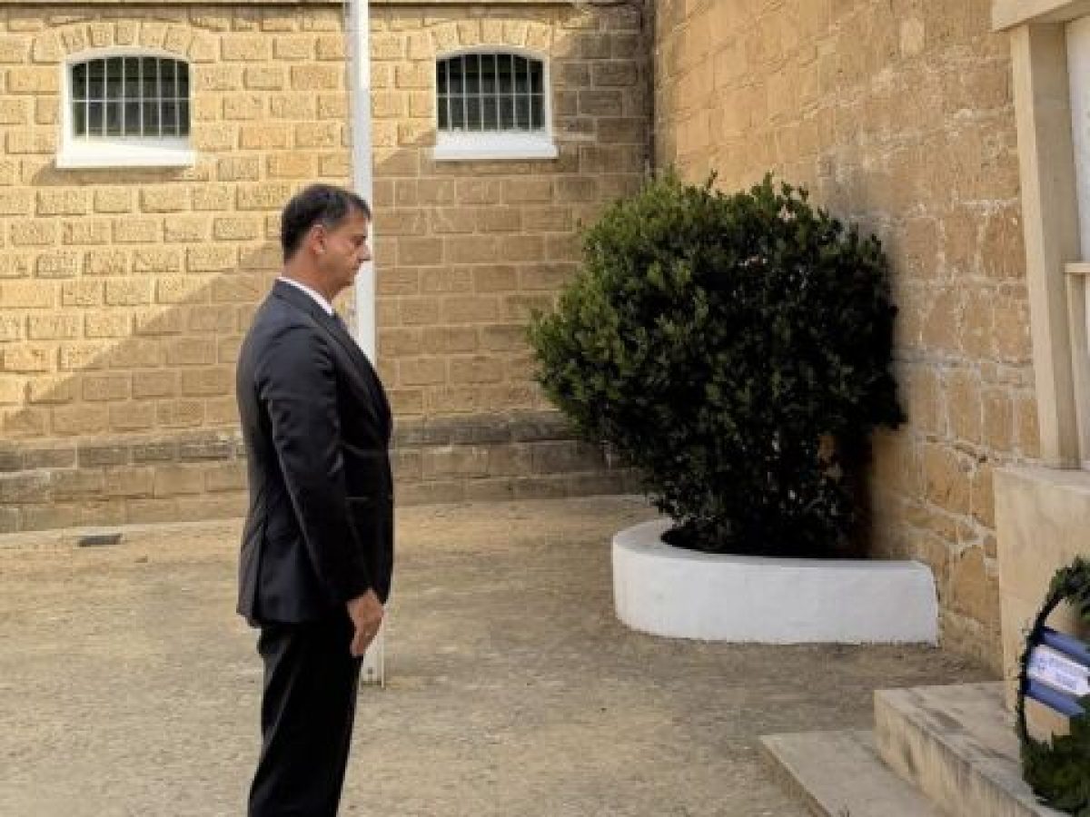 &Epsilon;&pi;ί&sigma;&kappa;&epsilon;&psi;&eta; &Chi;ά&rho;&eta; &Theta;&epsilon;&omicron;&chi;ά&rho;&eta; &sigma;&tau;&eta;&nu; &Kappa;ύ&pi;&rho;&omicron;: &Sigma;&tau;&omicron; &epsilon;&pi;ί&kappa;&epsilon;&nu;&tau;&rho;&omicron; &eta; &omicron;&iota;&kappa;&omicron;&nu;&omicron;&mu;&iota;&kappa;ή &sigma;&upsilon;&nu;&epsilon;&rho;&gamma;&alpha;&sigma;ί&alpha; &Alpha;&theta;ή&nu;&alpha;&sigmaf; &ndash; &Lambda;&epsilon;&upsilon;&kappa;&omega;&sigma;ί&alpha;&sigmaf;