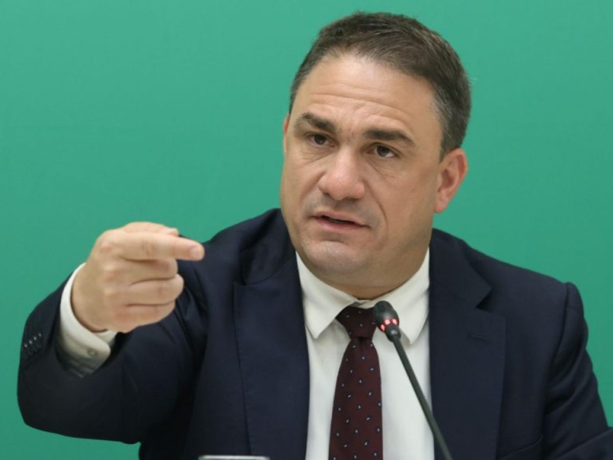&Tau;&sigma;&omicron;&upsilon;&kappa;&alpha;&lambda;ά&sigmaf;: &laquo;&Eta; &Nu;&Delta; &theta;έ&lambda;&epsilon;&iota; &delta;ύ&omicron; &Epsilon;&lambda;&lambda;ά&delta;&epsilon;&sigmaf; &ndash; &Epsilon;&mu;&epsilon;ί&sigmaf; &mu;&iota;&alpha; &Epsilon;&lambda;&lambda;ά&delta;&alpha; &pi;&omicron;&upsilon; &nu;&alpha; &tau;&omicron;&upsilon;&sigmaf; &chi;&omega;&rho;ά ό&lambda;&omicron;&upsilon;&sigmaf;&raquo;