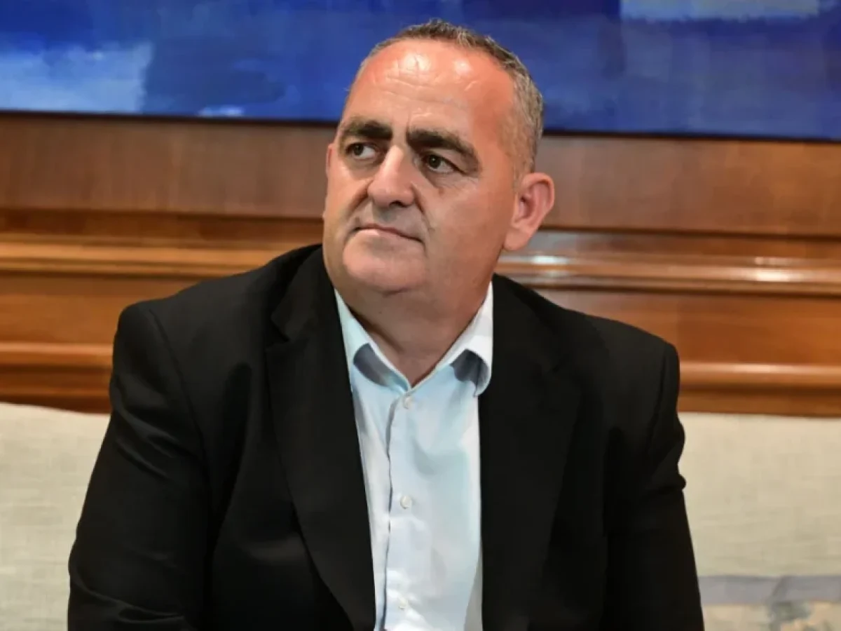&Mu;&pi;&epsilon;&lambda;έ&rho;&eta;&sigmaf;: &laquo;&Delta;&epsilon;&nu; &theta;&alpha; &pi;&rho;&omicron;&chi;&omega;&rho;ή&sigma;&epsilon;&iota; &eta; έ&nu;&tau;&alpha;&xi;&eta; &tau;&eta;&sigmaf; &Alpha;&lambda;&beta;&alpha;&nu;ί&alpha;&sigmaf; &alpha;&nu; &delta;&epsilon;&nu; &sigma;&epsilon;&beta;&alpha;&sigma;&tau;&epsilon;ί &tau;&rho;ί&alpha; &kappa;&rho;ί&sigma;&iota;&mu;&alpha; &zeta;&eta;&tau;ή&mu;&alpha;&tau;&alpha;&raquo;