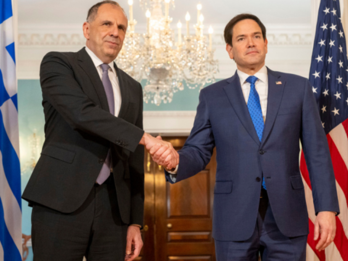 &Tau;&iota; &phi;έ&rho;&nu;&epsilon;&iota; &omicron; &Rho;&omicron;ύ&micro;&pi;&iota;&omicron; &sigma;&tau;&eta;&nu; &Alpha;&theta;ή&nu;&alpha;: &Kappa;&omicron;&mu;&beta;&iota;&kappa;ή &eta; &sigma;&upsilon;&nu;ά&nu;&tau;&eta;&sigma;ή &tau;&omicron;&upsilon; &mu;&epsilon; &tau;&omicron;&nu; &Gamma;&epsilon;&rho;&alpha;&pi;&epsilon;&tau;&rho;ί&tau;&eta;