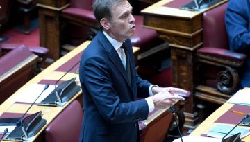 &Mu;&alpha;&chi;&alpha;&iota;&rho;&iota;ά &Mu;ά&nu;&tau;&zeta;&omicron;&upsilon; &sigma;&tau;&omicron;&nu; &Mu;&eta;&tau;&sigma;&omicron;&tau;ά&kappa;&eta; &gamma;&iota;&alpha; &tau;&eta;&nu; &alpha;&pi;&omicron;&delta;&omicron;&chi;ή &tau;&omicron;&upsilon; &Gamma;&rho;. &Delta;&eta;&mu;&eta;&tau;&rho;&iota;ά&delta;&eta; &sigma;&tau;&eta; &Nu;&Delta; &pi;&omicron;&upsilon; &mu;&alpha;&zeta;ί &mu;&epsilon; &laquo;&tau;&omicron;&nu; &Nu;&tau;ί&lambda;&iota;&alpha;&nu; &epsilon;&kappa;&beta;&iota;ά&zeta;&omicron;&upsilon;&nu; &tau;&omicron;&nu; &pi;&rho;&omega;&theta;&upsilon;&pi;&omicron;&upsilon;&rho;&gamma;ό&raquo; | in.gr