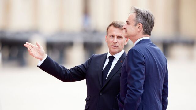 mitsotakis-parisi-makron-diastima