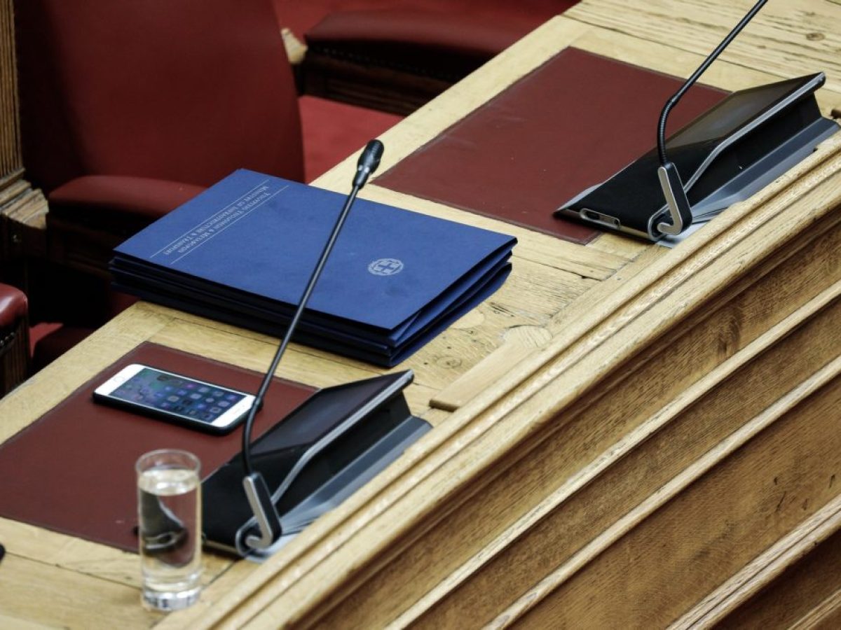 EL &ndash; &Sigma;&tau;&eta; &Beta;&omicron;&upsilon;&lambda;ή &eta; &laquo;&psi;&eta;&phi;&iota;&alpha;&kappa;ή έ&nu;&omega;&sigma;&eta;&raquo; &Epsilon;&lambda;&lambda;ά&delta;&alpha;&sigmaf;-&Kappa;ύ&pi;&rho;&omicron;&upsilon;