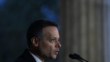 &Delta;&omicron;ύ&kappa;&alpha;&sigmaf; &gamma;&iota;&alpha; 28&eta; &Omicron;&kappa;&tau;&omega;&beta;&rho;ί&omicron;&upsilon;: &laquo;&Eta; &Iota;&sigma;&tau;&omicron;&rho;ί&alpha; &gamma;&rho;ά&phi;&epsilon;&tau;&alpha;&iota; &alpha;&pi;ό &epsilon;&kappa;&epsilon;ί&nu;&omicron;&upsilon;&sigmaf; &pi;&omicron;&upsilon; &delta;&epsilon;&nu; &sigma;&kappa;ύ&beta;&omicron;&upsilon;&nu; &tau;&omicron; &kappa;&epsilon;&phi;ά&lambda;&iota;&raquo; &ndash; The Press Project &ndash; &Epsilon;&iota;&delta;ή&sigma;&epsilon;&iota;&sigmaf;, &Alpha;&nu;&alpha;&lambda;ύ&sigma;&epsilon;&iota;&sigmaf;, &Rho;&alpha;&delta;&iota;ό&phi;&omega;&nu;&omicron;, &Tau;&eta;&lambda;&epsilon;ό&rho;&alpha;&sigma;&eta;